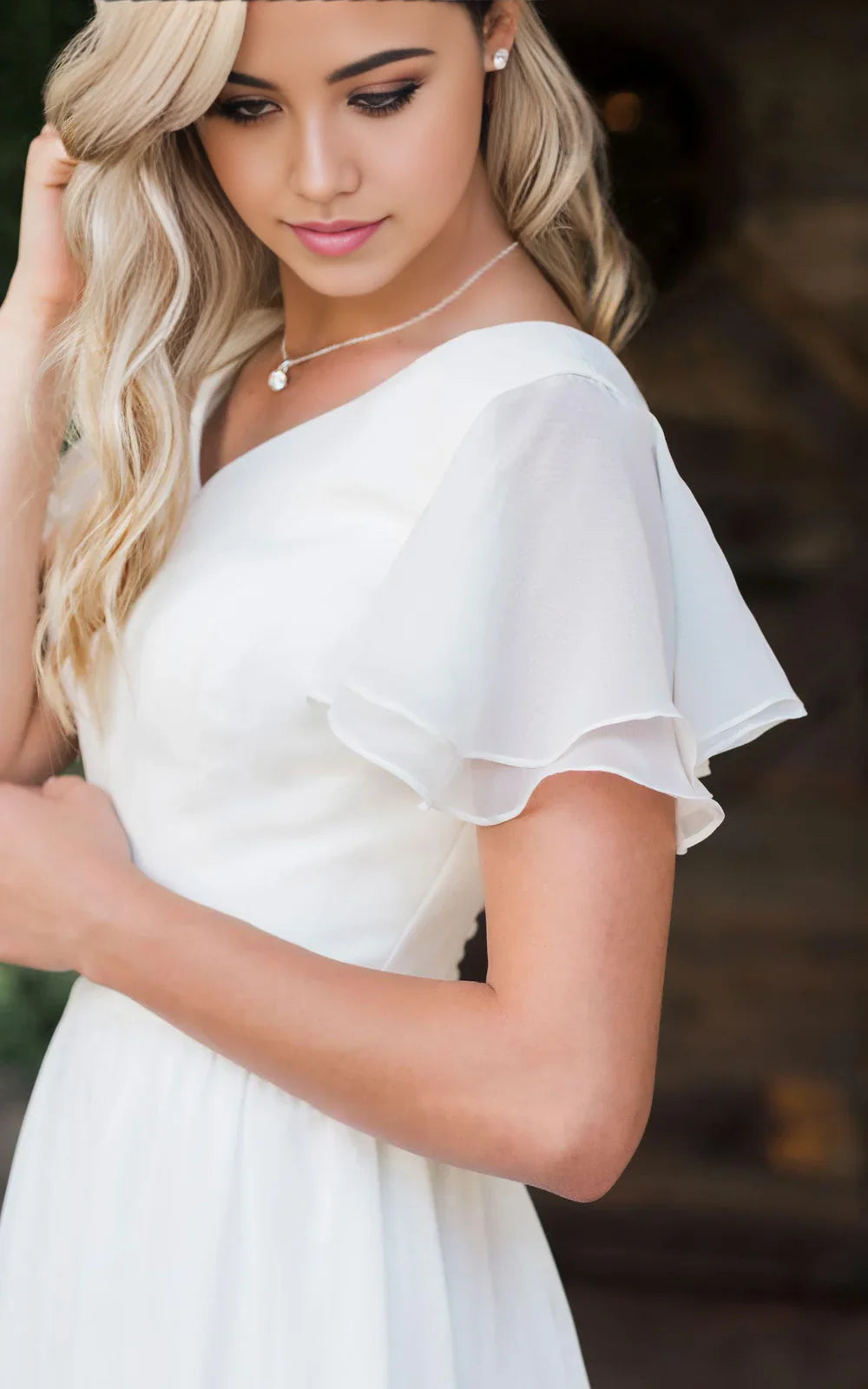 Vestido de novia de gasa con escote en V, largo hasta el suelo, cola, manga corta y volantes